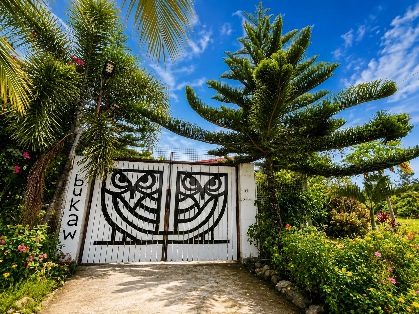 The owl gate at the entrance to Bukaw